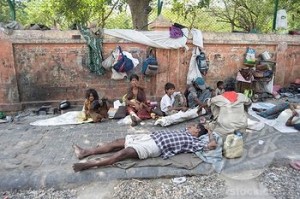 17 300x199 100,000 homeless people spend winter on Delhi streets 